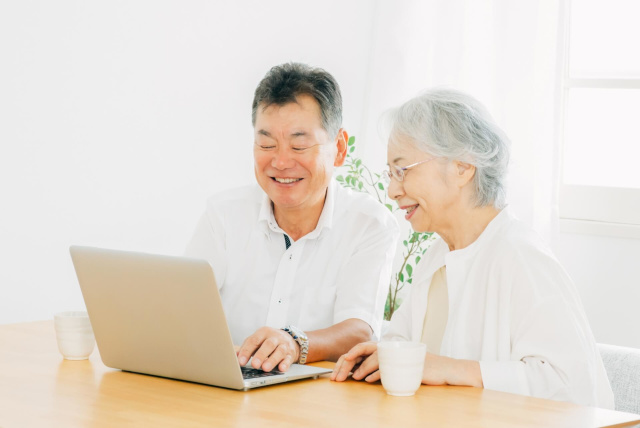 パソコンを見る高齢者の夫婦