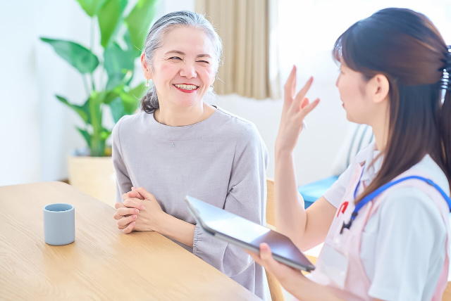 高齢女性と介護職員